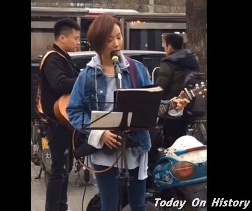 王珞丹沦落到街头卖唱